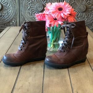 Sorel Brown wedge Boot. Size 6. Good Condition
